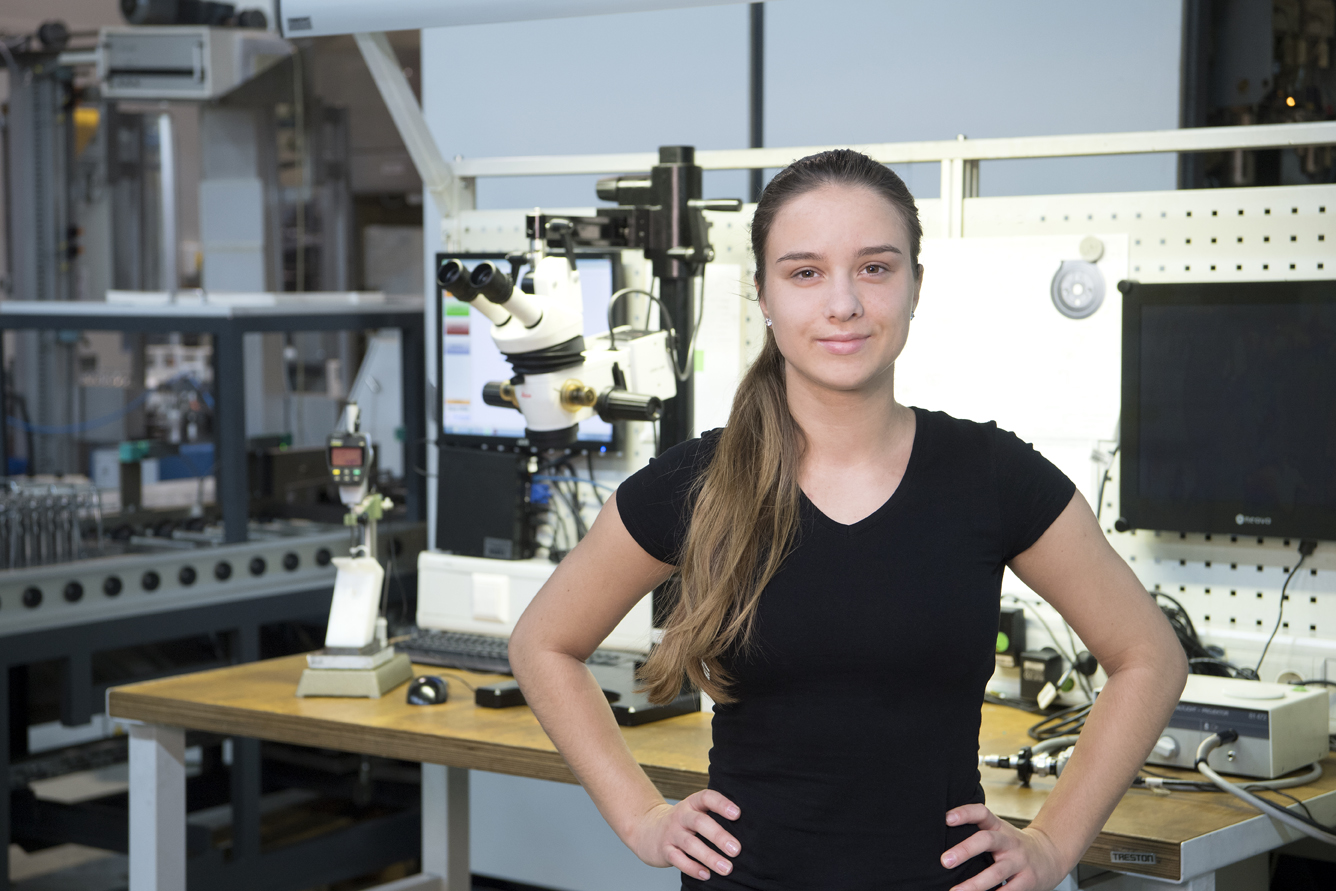 BHL Sichtprüfung Jeune femme aux cheveux bruns et ses mains sur ses hanches se tient devant un technoscope